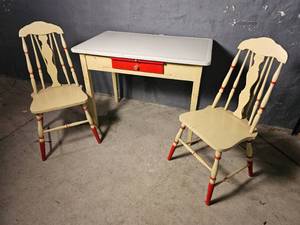 lot 147 image: Charming Country Chic Enamal Top kitchenet Set