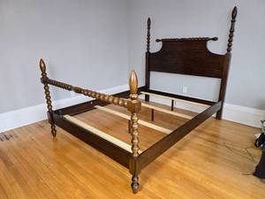 lot 24 image: Madison Park Signature Beckett Bed Set - Full