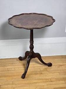 lot 8 image: Elegant Vintage Scallop Pedestal Accent Table