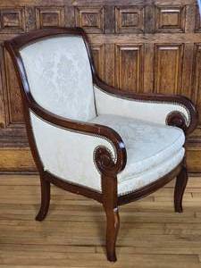 lot 173 image: Elegant Vintage Tacked Bergere Chair with Pearl Upholstery