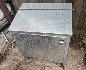 lot 169 image: Sturdy Treadplate Rolling Caster Storage Crate