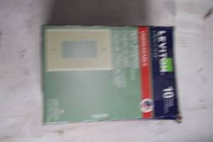 lot 65 image: Leviton Decora Nylon Wallplates Unbreakable - Pack of 10