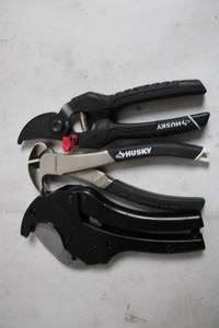lot 92 image: Set of 3 Husky Hand Tools - Pruners and Pipe Cutter