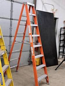 lot 450 image: Louisville Ladders 300-lbs 8 Step Ladder FS1508
