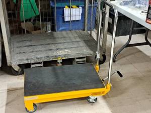 lot 451 image: Central Hydraulics 500-lbs Hydraulic Lift Table
