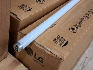 lot 539 image: Lot of (10) LG 5 Fluorescent Tube Bulbs