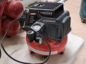 lot 537 image: Husky 1-Gallon 100-PSI Air Compressor P202999DB