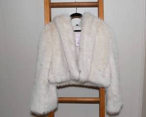 lot 39 image: Wild Fable Womens Medium Cream Faux Fur Hooded Jacket with Hook Closures - New With Tags
