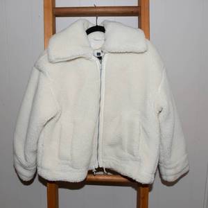 lot 49 image: Universal Thread Large Faux Sherling Cream Zip-Up Coat with Adjustable Waist - New without Tags