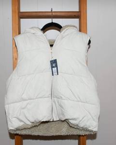 lot 64 image: Universal Thread XL Cream Vest - New with Tags