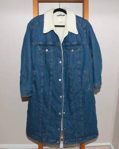 lot 85 image: Universal Thread Womens XXL Faux Shearling Long Denim Trucker Jacket