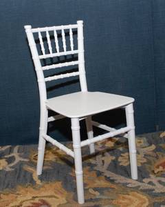 lot 3 image: White Childrens Chiavari Chair