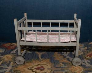 lot 4 image: Vintage Wooden Toy Crib