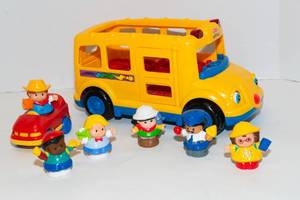 lot 25 image: Fisher-Price Little People Lil Movers School Bus  6 Little People Figures