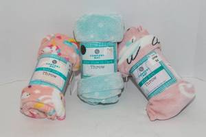lot 36 image: Set of 3 Brand New Soft Kids Throws  Unicorn, Glow-in-the-Dark Stars, and Cats