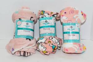 lot 61 image: Three Comfort Bay Soft Throws - New