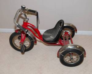 lot 81 image: Vintage Schwinn Roadster Tricycle