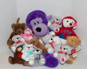 lot 82 image: Big Bunch of Stuffed Animals