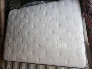 lot 16 image: Pillow top queen mattress