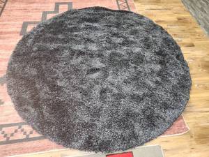 lot 17 image: 8ft round navy blue shag area rug
