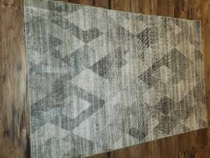 lot 77 image: 4x6 machine washable area rug