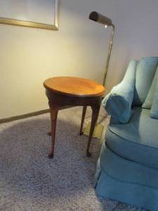 lot 6 image: Vintage round End table