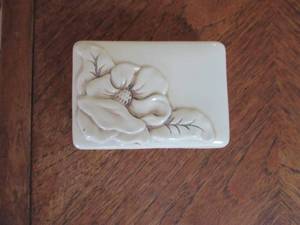 lot 10 image: Vintage Redwing Pottery ceramic applique covered box