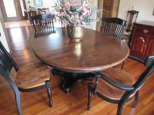lot 19 image: Dining room Table,leaf, 4 chairs