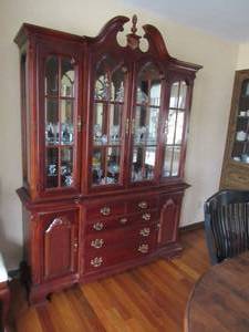 lot 20 image: Traditional Vintage China Hutch Federal Style
