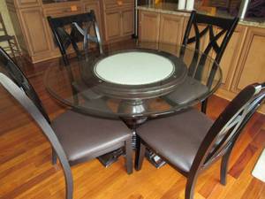 lot 24 image: Stunning 48 diameter Round Glass Beveled Edge Table