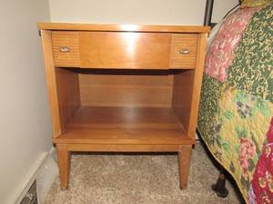 lot 34 image: Night TableEnd Table  Mazor Masterpiece