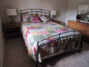 lot 39 image: Decorative Queen Size Bedspread Quilt (2 sided), 2 cushions, 2 pillow shams