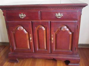 lot 40 image: Lexington Buffet with swing arm top