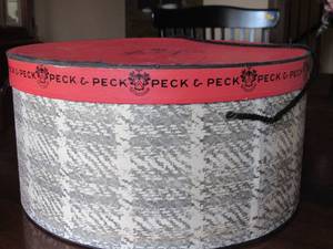 lot 44 image: Vintage Hatbox from Peck & Peck with Double mink stole, attachable stole and mink collar