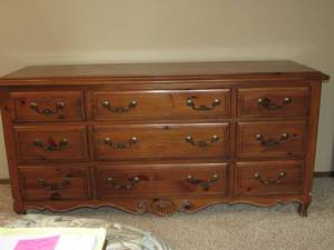 lot 47 image: 9 Drawer Dresser  Ethan Allen
