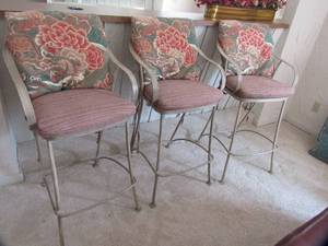 lot 58 image: 1-Italian Style Metal Round backed Bar StoolHigh Top countertop chair with custom cushions