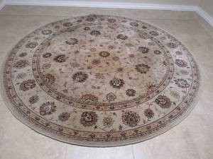 lot 68 image: Round Throw entry Rug 94 Diameter
