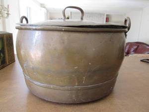 lot 89 image: Antique Vintage copper pot with lid
