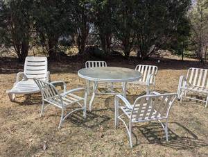 lot 71 image: Outdoor Lawn Furniture Group  8 pieces