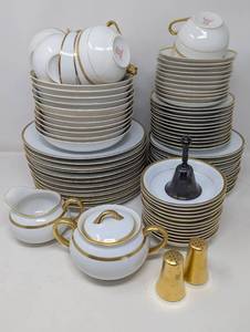 lot 77 image: Fine China Service (87 pieces)  Noritake White with Gold  The Chaumont
