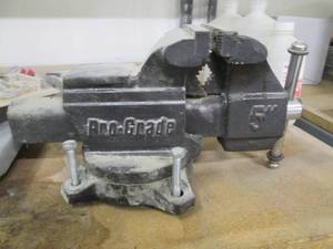lot 53 image: Pro grade 5 heavy Duty swiveling b...