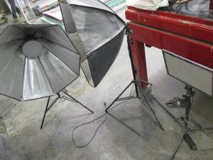 lot 54 image: Lot of tri-pods and photography lig...