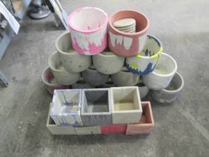 lot 88 image: Lot of assorted cement cube style f...