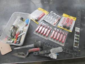 lot 122 image: Framing square, snap knives and oth...