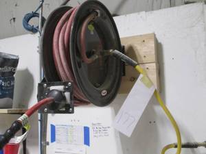 lot 177 image: Heavy duty wall mounting air hose a...