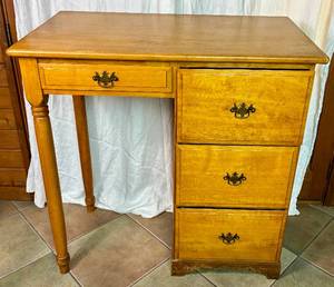 lot 25 image: Vintage Standing Desk