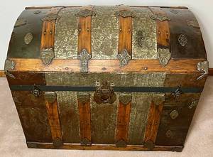 lot 15 image: Antique Steamer Trunk