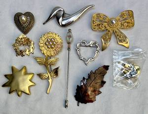 lot 111 image: Brooch and Pin Jewelry Collection