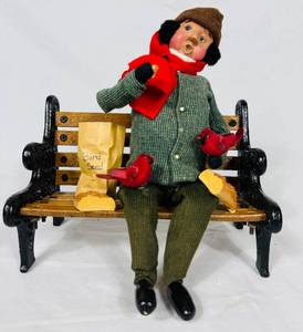 lot 148 image: Byers Choice 1997 Caroler Birdfeeder on a Park Bench from Cries of London Series