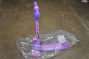 lot 8 image: Jetson Gem Learn & Grow Kick 3-Wheeled Kick Scooter